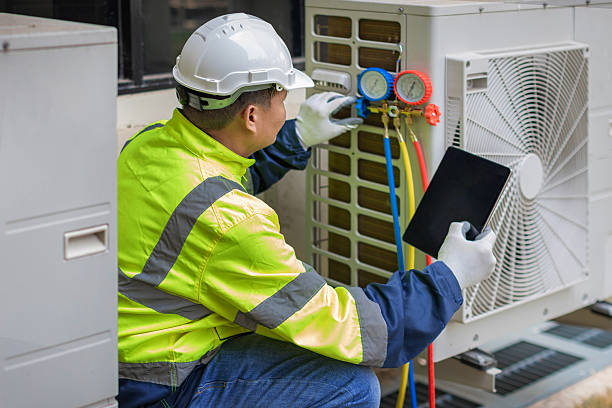 Professional Hvac technician working in Bellevue, IA